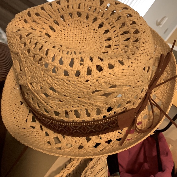 Cute beach hat - Picture 2 of 2